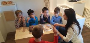 Detskí návštevníci múzea sa počas programu Pochopme svet ticha a tmy prakticky učia Lormovu abecedu pre hluchoslepých.